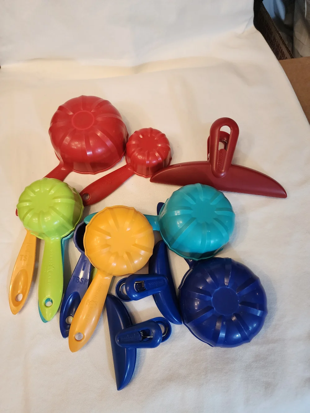 Colorful Measuring Cups and Spoons Set and Chip Clips